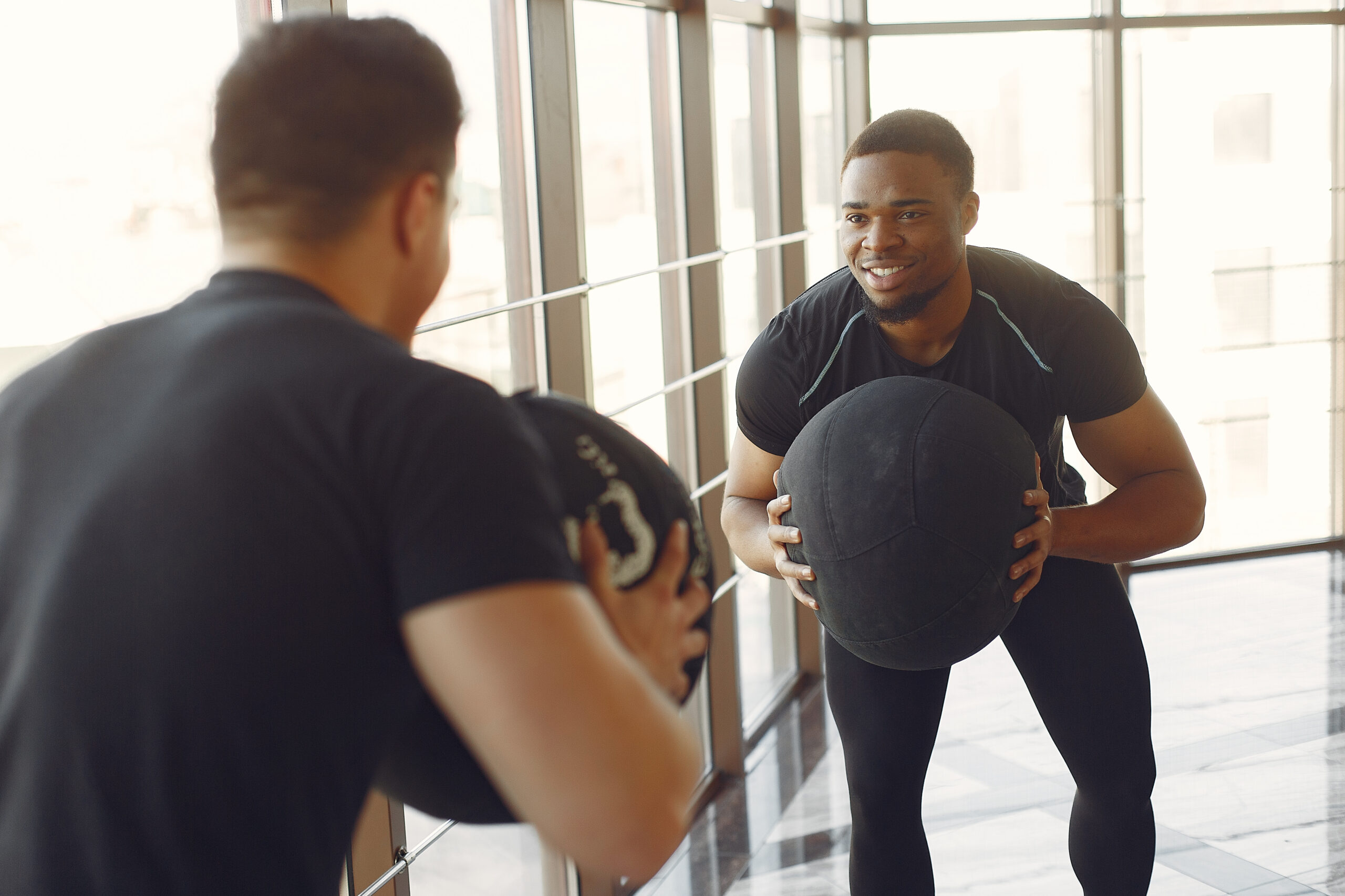 two internationals friends is engaged in a gym